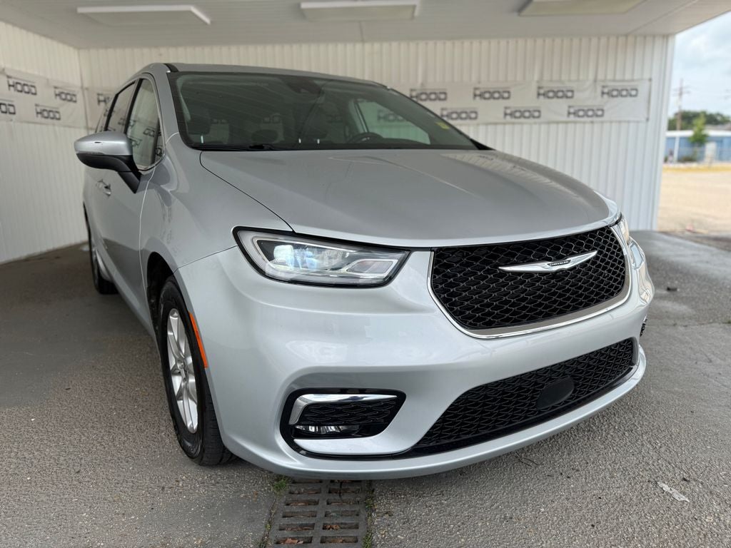 2023 Chrysler Pacifica Touring L's photo