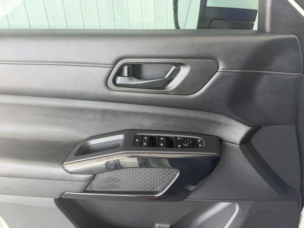 2023 Nissan Pathfinder SV
