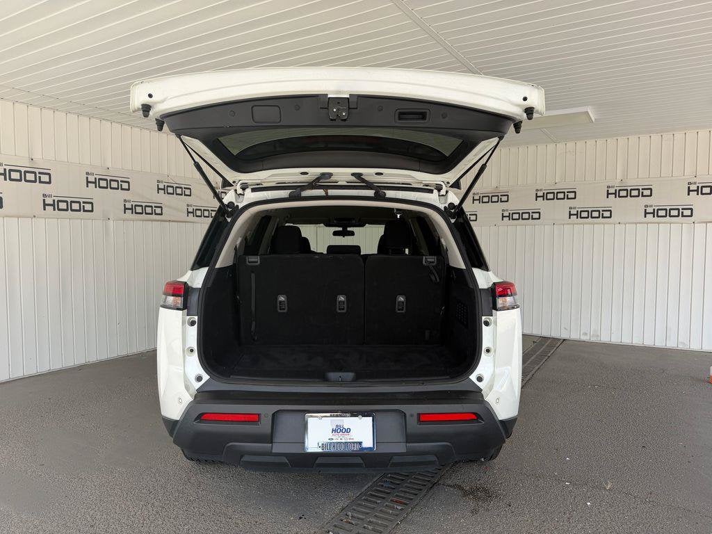 2023 Nissan Pathfinder SV
